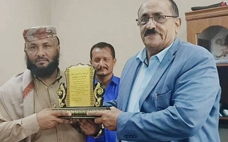 لحج: أمين عام المجلس المحلي يكرم مدير عام طور الباحة بدرع" الوفاء والاخلاص" تقديراً لجهوده المتميزة
