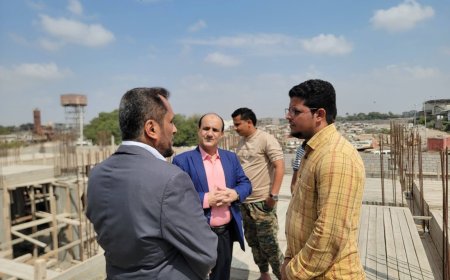 وكيل محافظة عدن لقطاع المشاريع ومدير عام دارسعد يتابعون مستوى الإنجاز في اعمال البناء في مشروعي إعادة بناء مبنى ديوان السلطة المحلية بالمديرية واعادة تأهيل ملعب نادي نصر عدن الرياضي