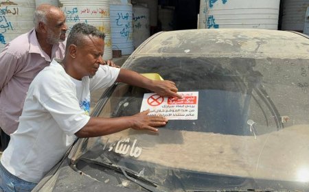 تدشين حملة توزيع اشعارات لإزالة هياكل السيارات المتهالكة في المعلا 