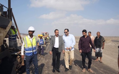 وزير الأشغال يتفقد الأعمال الختامية الإسفلتية في مشروع الخط الدولي (العلم – دوفس) بأبين ويؤكد قرب استكماله.