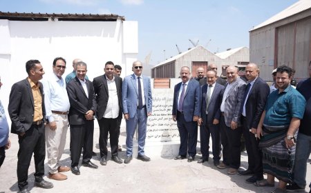 برعاية رئيس الوزراء.. العمري وأمزربة يضعان حجر أساس المرحلة الثانية لتطوير مداخل ميناء عدن