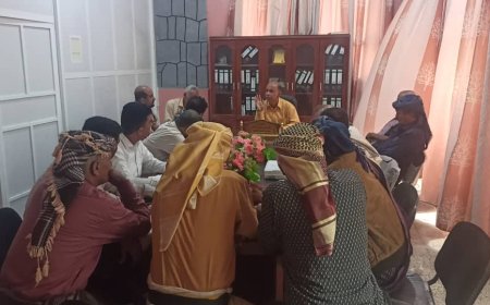 مدير عام زنجبار يناقش مع عقال الحارات آلية التنسيق للتدخلات الإنسانية والإغاثية