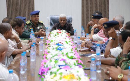 العميد الجابري يلتقي بالسلطة المحلية ورؤساء الأحياء والشخصيات الاجتماعية بالشحر