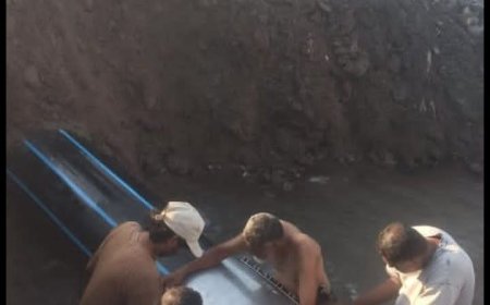 فرق مؤسسة مياه عدن تُنهي أعمال إصلاح كسر خط مياه رئيسي في الخط البحري