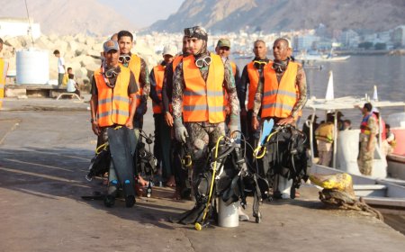 قوات خفر سواحل حضرموت تدشن حملة لتنظيف حوض ميناء المكلا بمشاركة جمعية غواصي حضرموت 