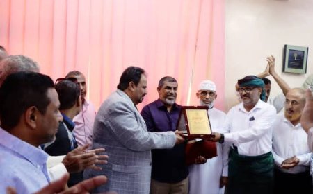 تقديراً لعطائه ٠٠ مدير عام شركة النفط فرع عدن يكرم علي عبده مدير إدارة المبيعات السابق 