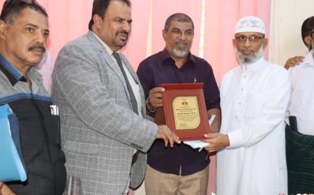 مدير عام شركة النفط بعدن يكرم مدير إدارة المبيعات السابق تقديراً لعطائه