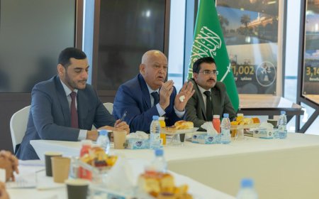 تطور جديد في القضية الجنوبية بالصور.. تفاصيل الاجتماع الرفيع للقيادات الجنوبية مع السفير محمد آل جابر في الرياض