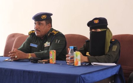 العقيد مرعي باخلعة يلتقي بكادر الشرطة النسائية ويبارك للملازم ثاني عائشة بادنعوس تعيينها 