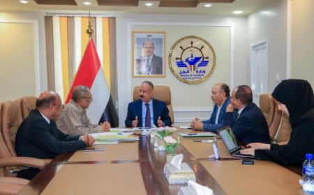 وزير النقل يناقش استئناف العمل بمشروعي مينائي قرمة وبروم