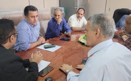 خلال لقائه بمدراء "الأشغال" ومؤسستي "الكهرباء" و"الصرف الصحي" بعدن.."الداؤودي" يناقش تركيب تيار ساخن للشوارع الرئيسية ومحطة الضخ وتحسين الشبكة الكهربائية بالبريقة
