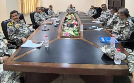 رئيس مصلحة خفر السواحل يعقد اجتماعاً موسعاً مع قيادات المصلحة لتعزيز الجاهزية