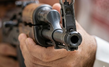 مقتل امرأة وإصابة طفليها  في حادثة عبث بالسلاح