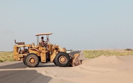 لحج..جهود متواصلة لإزاحة الرمال بطريق عمران – خور عميرة