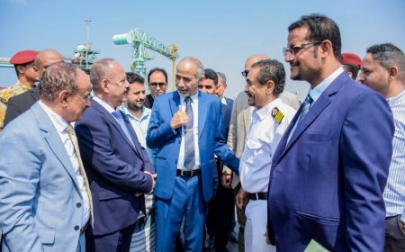 عضو مجلس القيادة محمود الصبيحي يتفقد سير العمل في وزارة النقل وميناء المعلا ومطار عدن الدولي