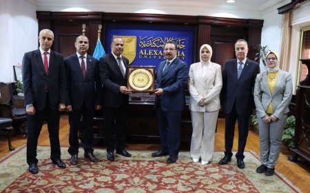 المستشار الثقافي بجمهورية مصر يبحث مع القائم بأعمال رئيس جامعة الإسكندرية أوضاع الطلاب اليمنيين