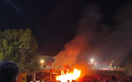 عاجل بالصورة والتفاصيل.. اندلاع حريق أمام (شمسان مول) بالشيخ عثمان