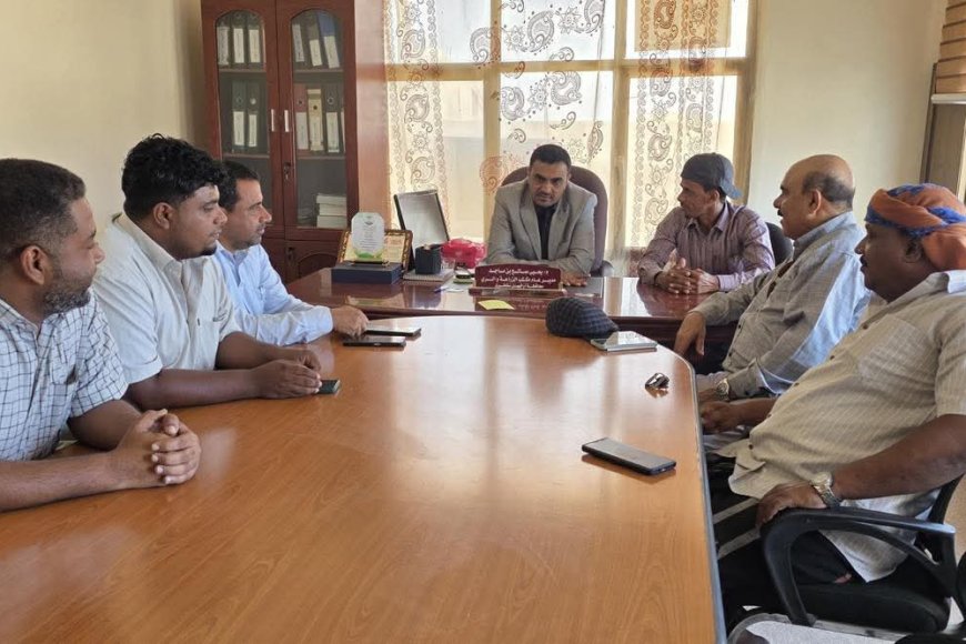 القائم بأعمال محافظ سقطرى يزور مكتب الزراعة والري ويسلّم موقع إنشاء المركز البيطري