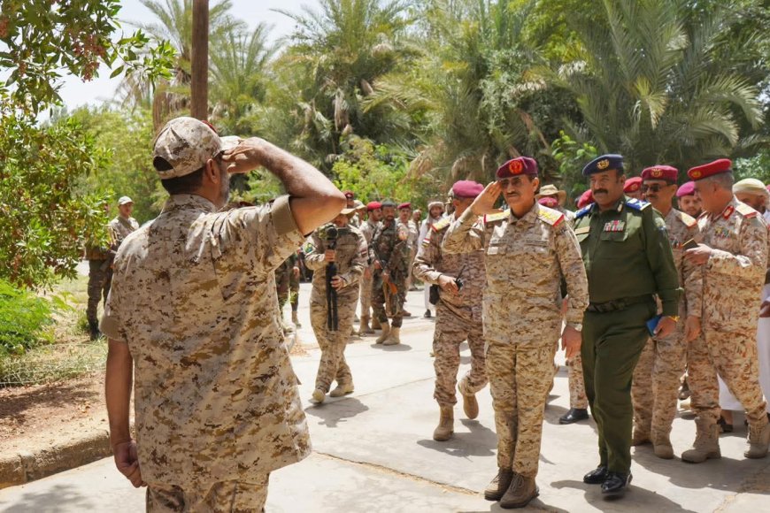 وزير الدفاع يعقد اجتماعاً موسعاً بالقيادات العسكرية والأمنية في مأرب
