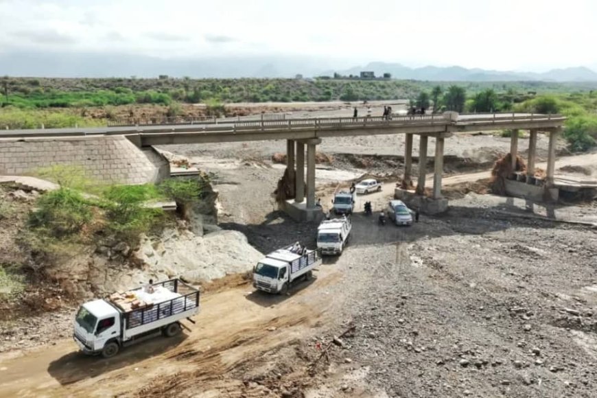 تعز .الخلية الإنسانية تقدم قافلة إغاثية عاجلة لمتضرري السيول في موزع. &nbsp;