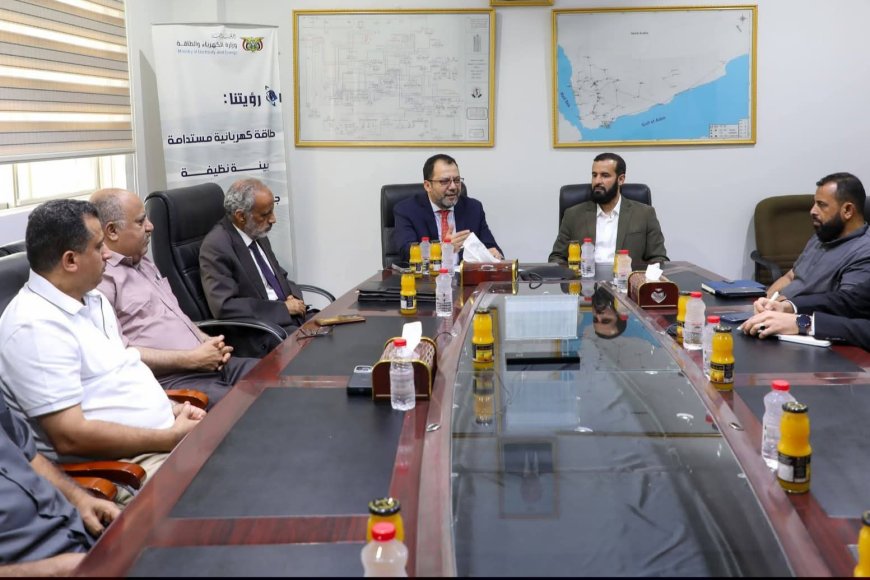 وزير الكهرباء يناقش مع محافظ أبين احتياجات الطاقة ويؤكد التوسع في الحلول المستدامة