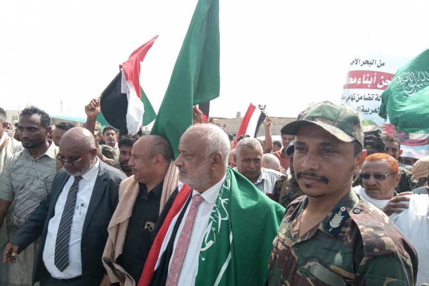 محافظ الحديدة يصل المخا على رأس حشود غفيرة في تظاهرة شعبية تضامناً مع الأشقاء ضد الاعتداءات الإيرانية
