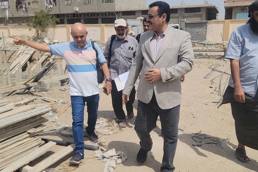 برعاية وزير الدولة & محافظ العاصمة عدن & عبدالرحمن شيخ..مدير عام المنصورة يدشن مشروع بناء مكاتب للصحة والتربية بالمديرية