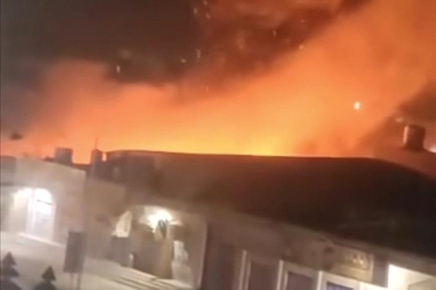 تفاصيل أولية وصورة!.. حريق ضخم يلتهم حوش خردة بجوار سوق القات في سيئون بحضرموت