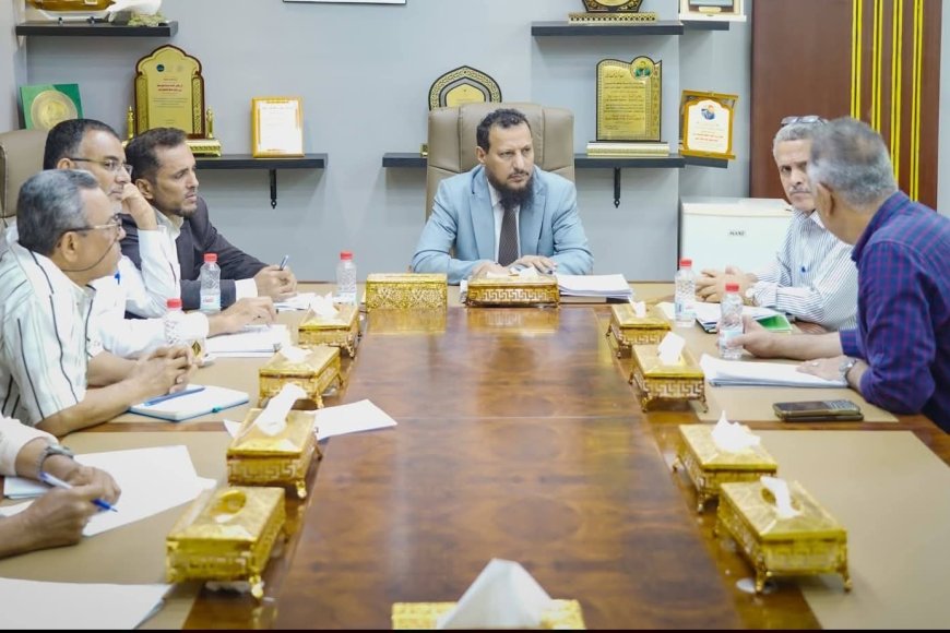 المحافظ شيخ يوجه بمسح عاجل للمباني الآيلة للسقوط وبدء تأهيلها بدعم السلطة المحلية والقطاع الخاص