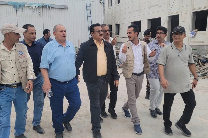 بتوجيهات وزير الدولة & محافظ العاصمة عدن & عبدالرحمن شيخ..مدير عام المنصورة يتفقد الأعمال النهائية بمشروع بناء مخازن اللقاحات