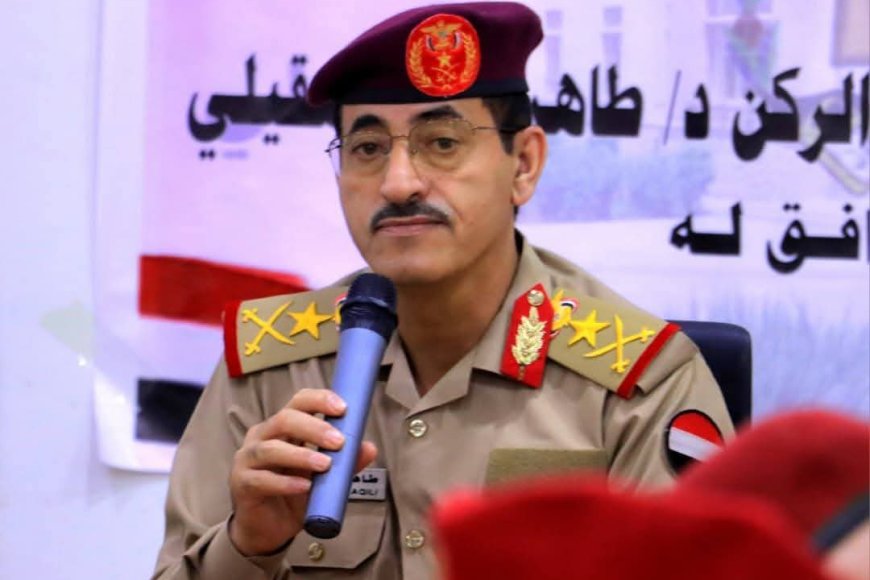 وزير الدفاع يطلع على سير العملية التعليمية بكلية القيادة والأركان بمأرب