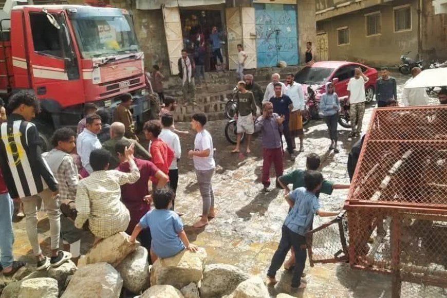 الدفاع المدني بتعز يواصل عمليات البحث عن طفل جرفته السيول في حي الكوثر