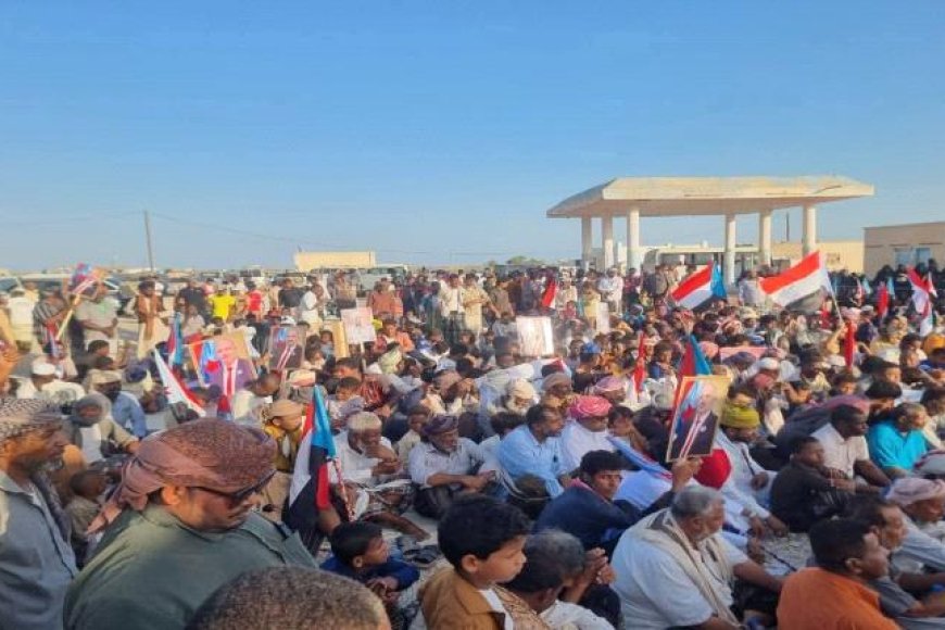بيان وصور.. استجابة لدعوة المجلس الانتقالي مسيرة حاشدة في المهرة تضامنًا مع أبناء حضرموت