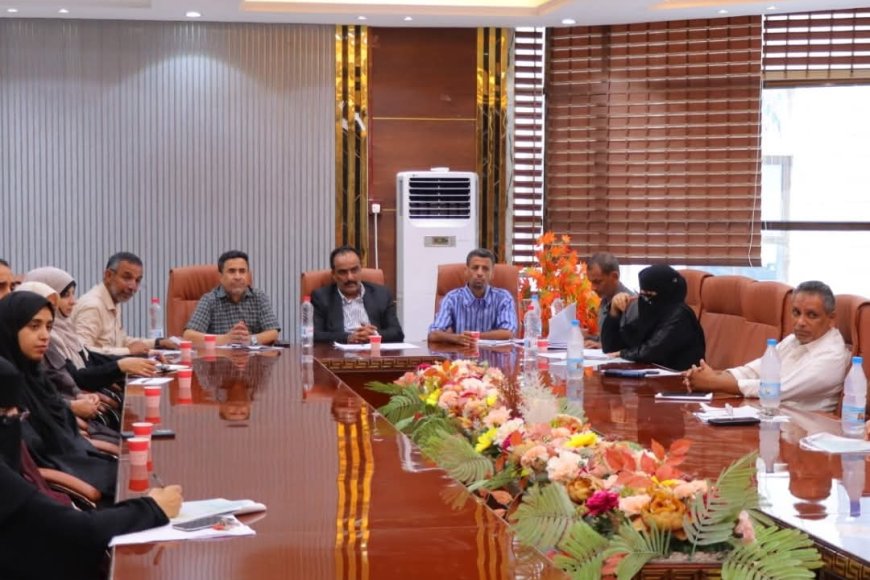 الزهري يترأس الاجتماع الدوري للمكتب التنفيذي بخورمكسر ويؤكد على تعزيز الأداء الخدمي وتطوير الأنشطة الشبابية والدينية