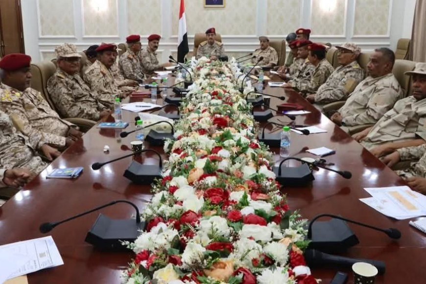 وزير الدفاع يجتمع بهيئة القوى البشرية ويشدد على مواصلة جهود ضبط البيانات