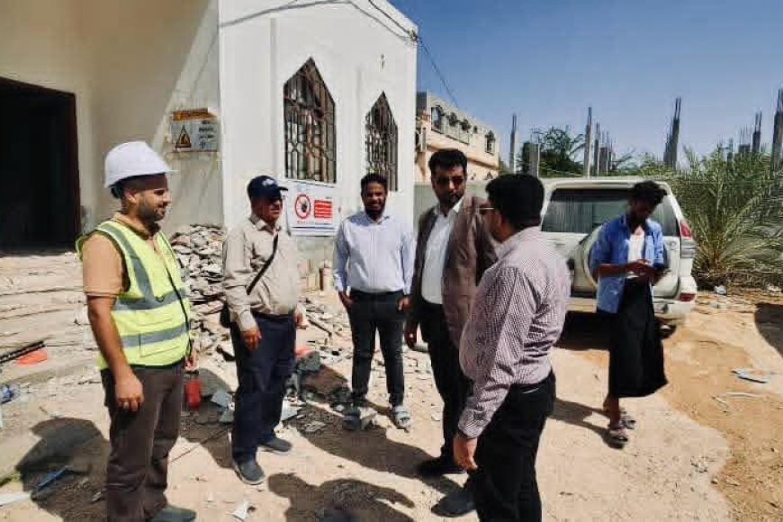 زيارة مستشار وزارة الزراعة لمتابعة سير العمل وأعمال الترميم بالمركز والمختبر البيطري بمديرية الغيضة