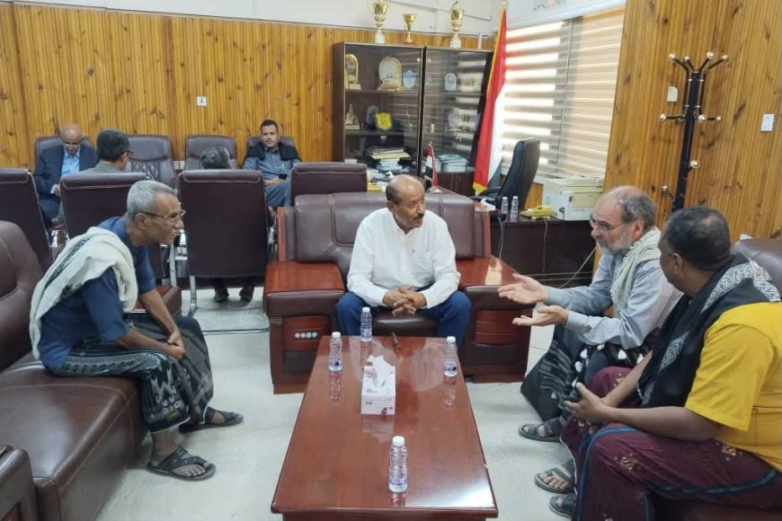 الوكيل بارباع يبحث مع خبير العمارة الطينية توم لايرمان المقترحات المتعلقة بتطوير البنية التحتية لمدينة شبام التاريخية