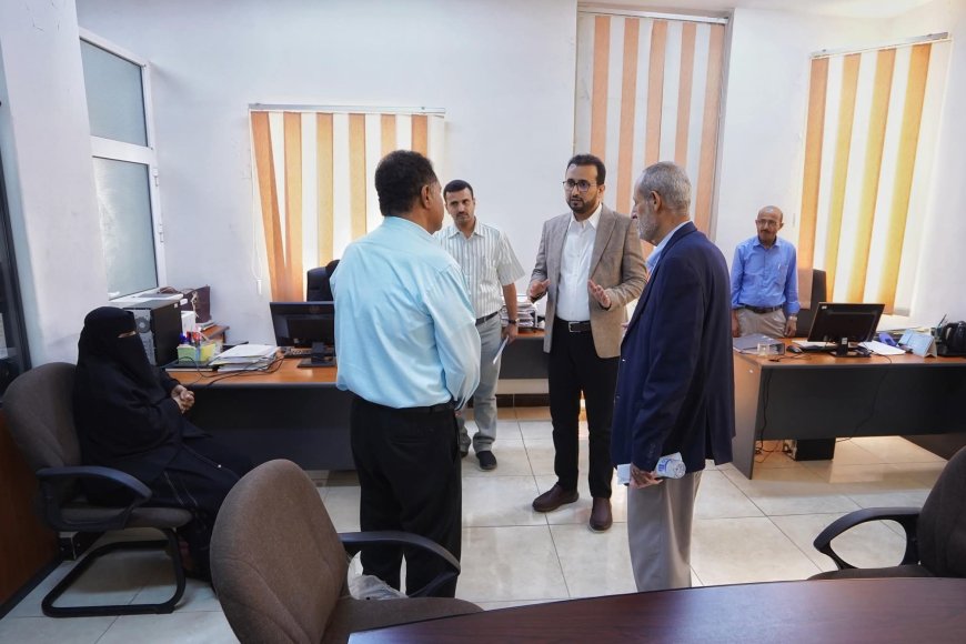 وزير الخدمة المدنية يزور مؤسسة التأمينات ويوجه بحزمة إصلاحات إدارية