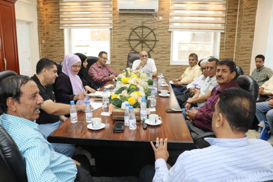 رئيس موانئ عدن يترأس اجتماعاً للمنظومة الملاحية ويقر إجراءات عاجلة لحماية التجارة وتنظيم النزاعات