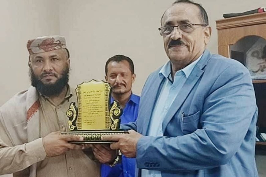 لحج: أمين عام المجلس المحلي يكرم مدير عام طور الباحة بدرع" الوفاء والاخلاص" تقديراً لجهوده المتميزة