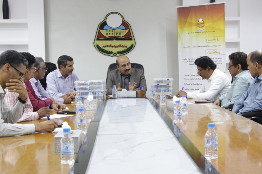 ضمن خطط تطوير التعليم.. المدير باعباد يدشن توزيع حقائب الأردوينو بمدارس المكلا*