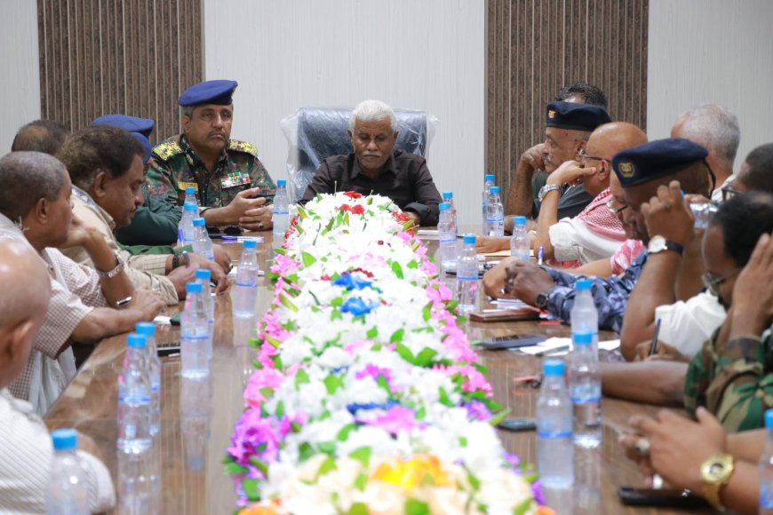 العميد الجابري يلتقي بالسلطة المحلية ورؤساء الأحياء والشخصيات الاجتماعية بالشحر