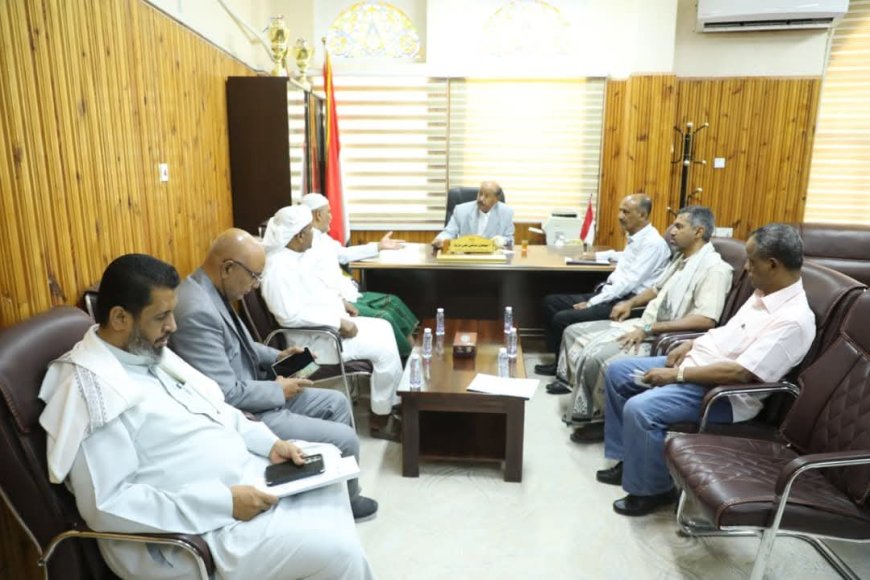 الوكيل بارباع يناقش أنشطة جمعية وكالات حضرموت للسفر والسياحة لتنظيم وتطوير قطاع السفر والسياحة بالمحافظة&nbsp;