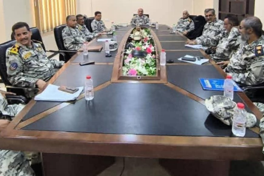 رئيس مصلحة خفر السواحل يعقد اجتماعاً موسعاً مع قيادات المصلحة لتعزيز الجاهزية