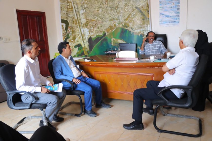 الزهري يلتقي مدير عام سياحة العاصمة عدن لمناقشة تطوير القطاع السياحي بخورمكسر