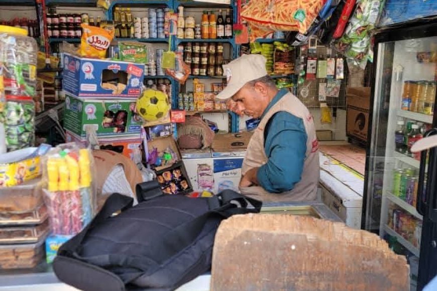 مكتب الصناعة بعدن يضبط منتجات ضارة للأطفال ويحرر مخالفات لعدد من التجار