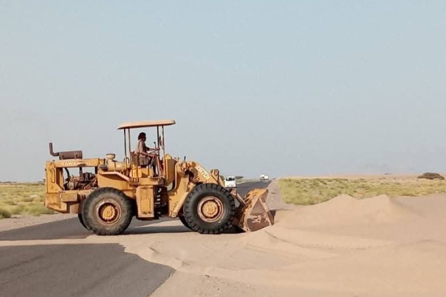 لحج..جهود متواصلة لإزاحة الرمال بطريق عمران &ndash; خور عميرة