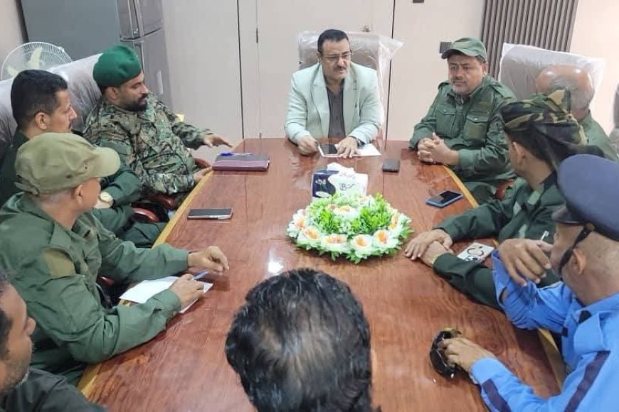 خلال ترؤسه إجتماعاً للجنة الأمنية بالمديرية: أحمد "الداؤودي" يناقش السبل الكفيلة لتحسين مستوى الأداء الأمني بالبريقة