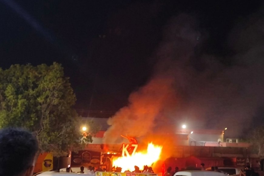 عاجل بالصورة والتفاصيل.. اندلاع حريق أمام (شمسان مول) بالشيخ عثمان