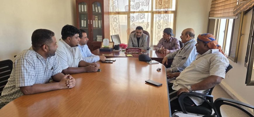 القائم بأعمال محافظ سقطرى يزور مكتب الزراعة والري ويسلّم موقع إنشاء المركز البيطري